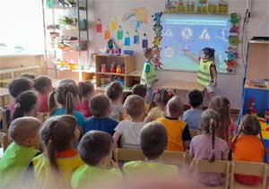 Опыт работы по теме «Формирование у детей старшего дошкольного возраста навыков безопасного поведения через ознакомления с правилами дорожного движения»